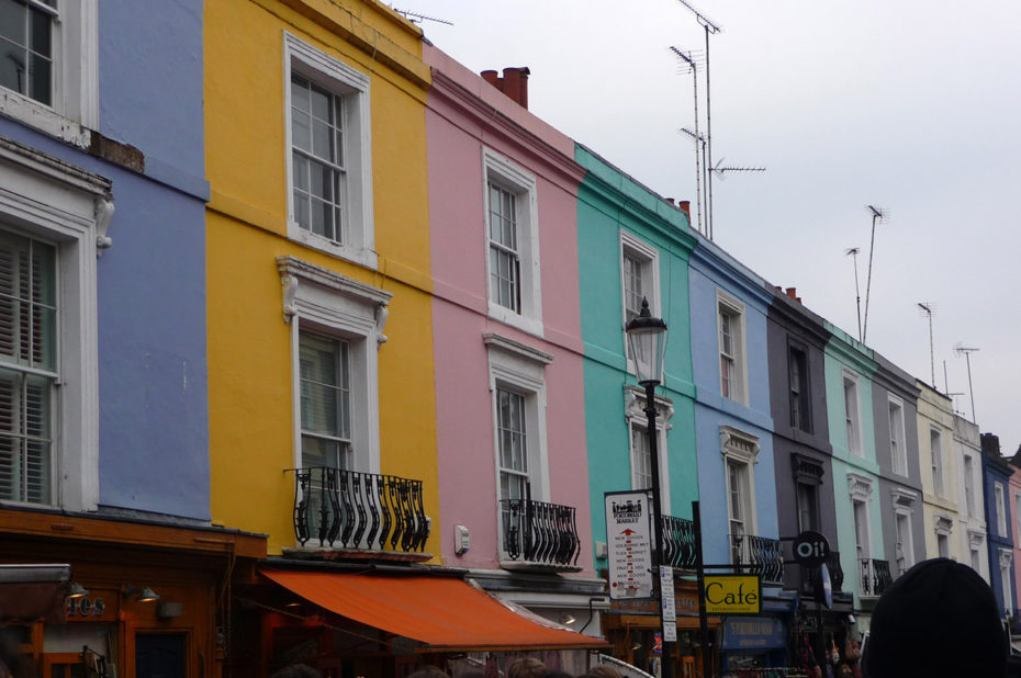 Les maisons colorées de Notting Hill dans la grisaille