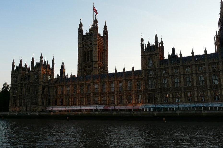 Les maisons du Parlement de Londres au crépuscule