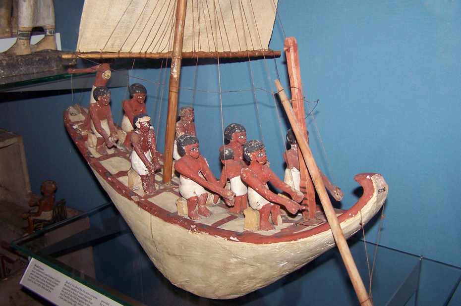 Modèle de bateau en bois de l'Égypte Antique