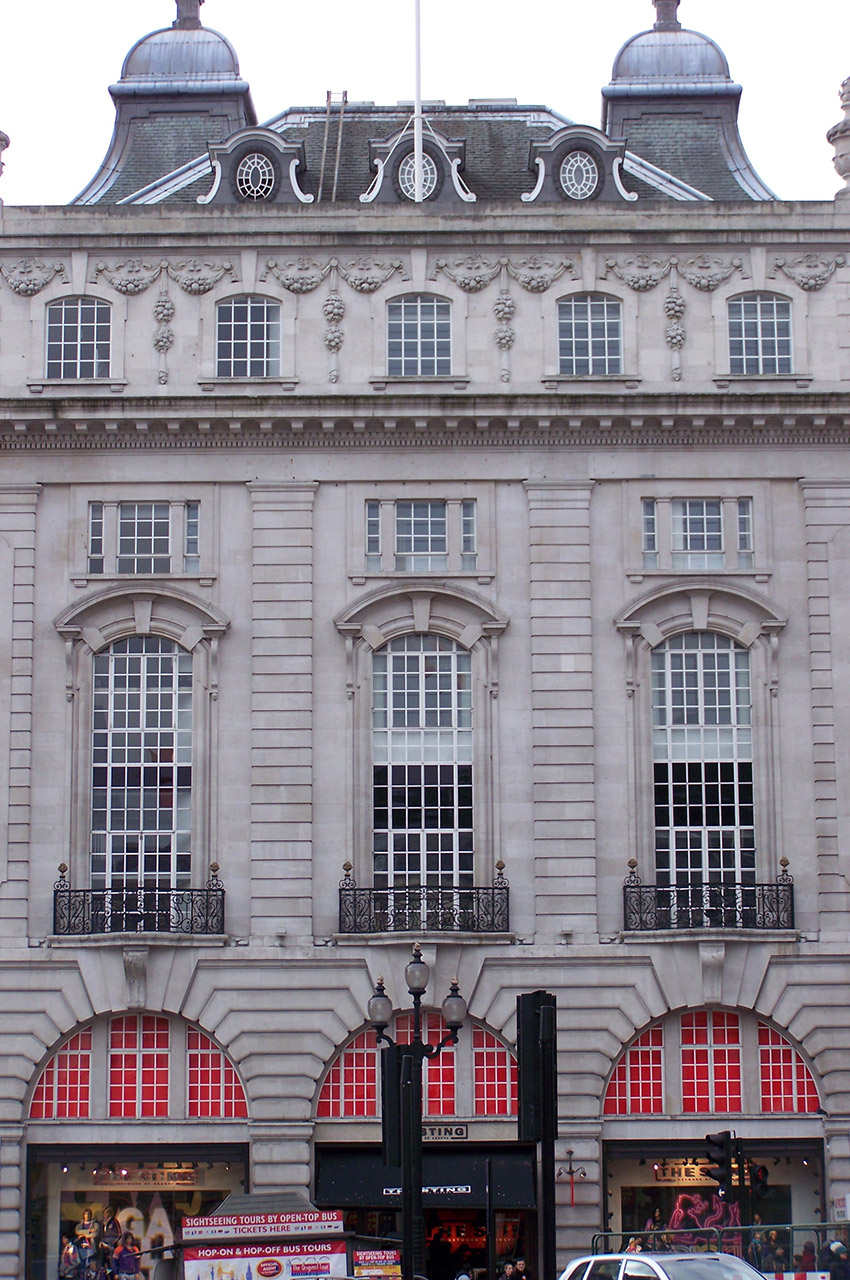 Piccadilly Circus, entre commerces et divertissement