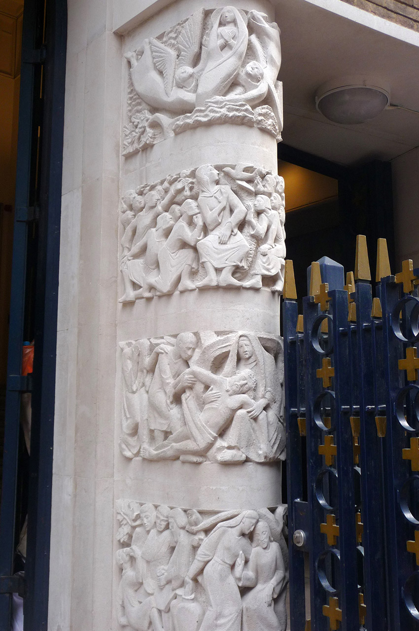 Sculptures sur l'un des montants de l'entrée