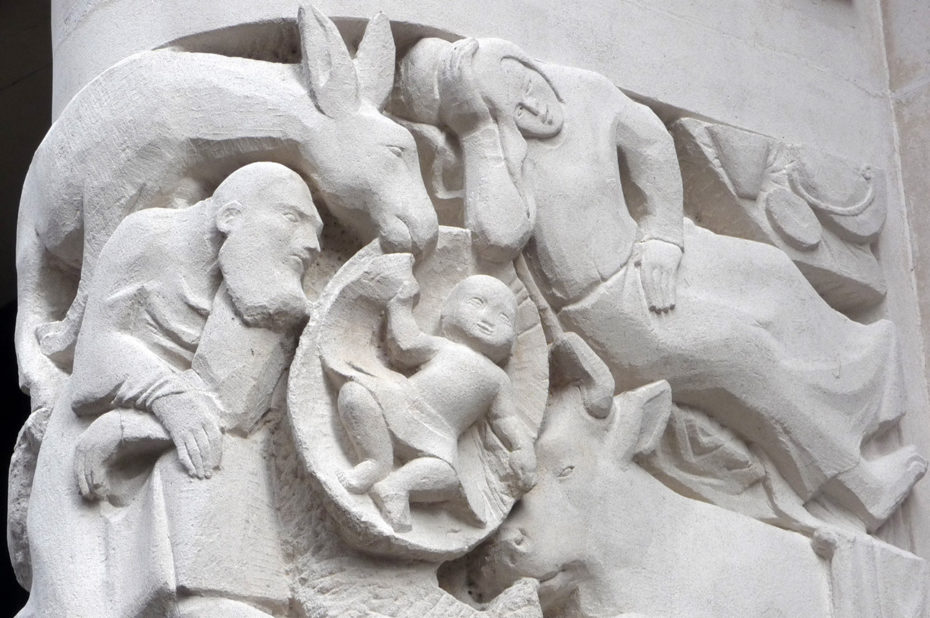 Sculpture de la Nativité à l'entrée de Notre-Dame de France