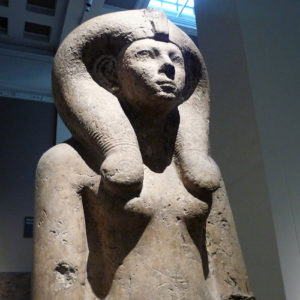 Statue assise de la reine Ahmose-Merytamon portant une coiffe d'Hathor