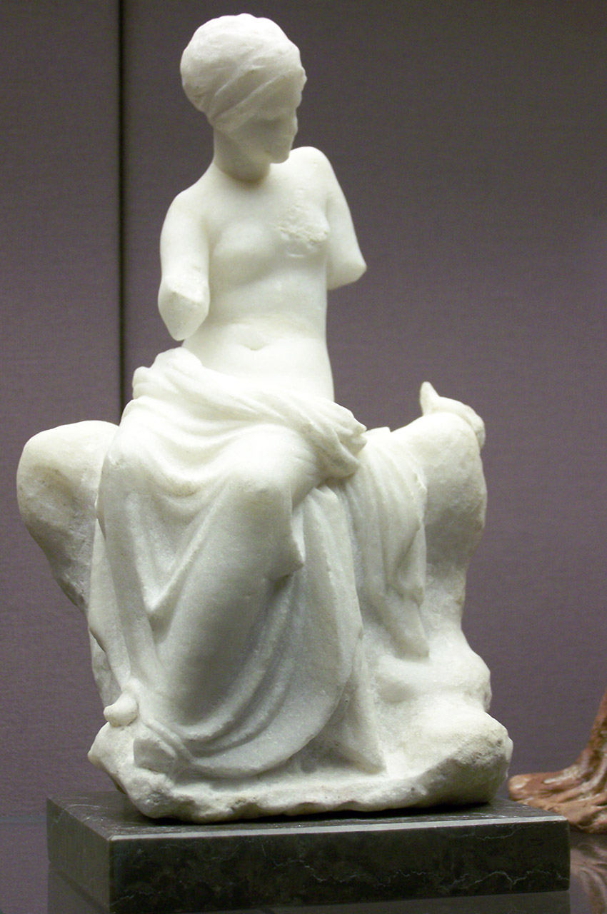 Statue d'une jeune fille sans bras
