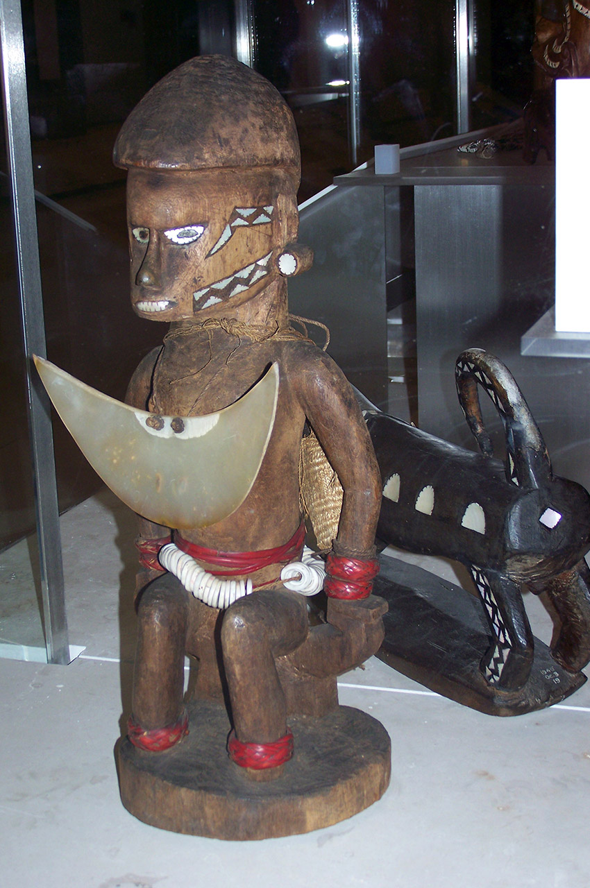 Statuette en bois d'un guerrier