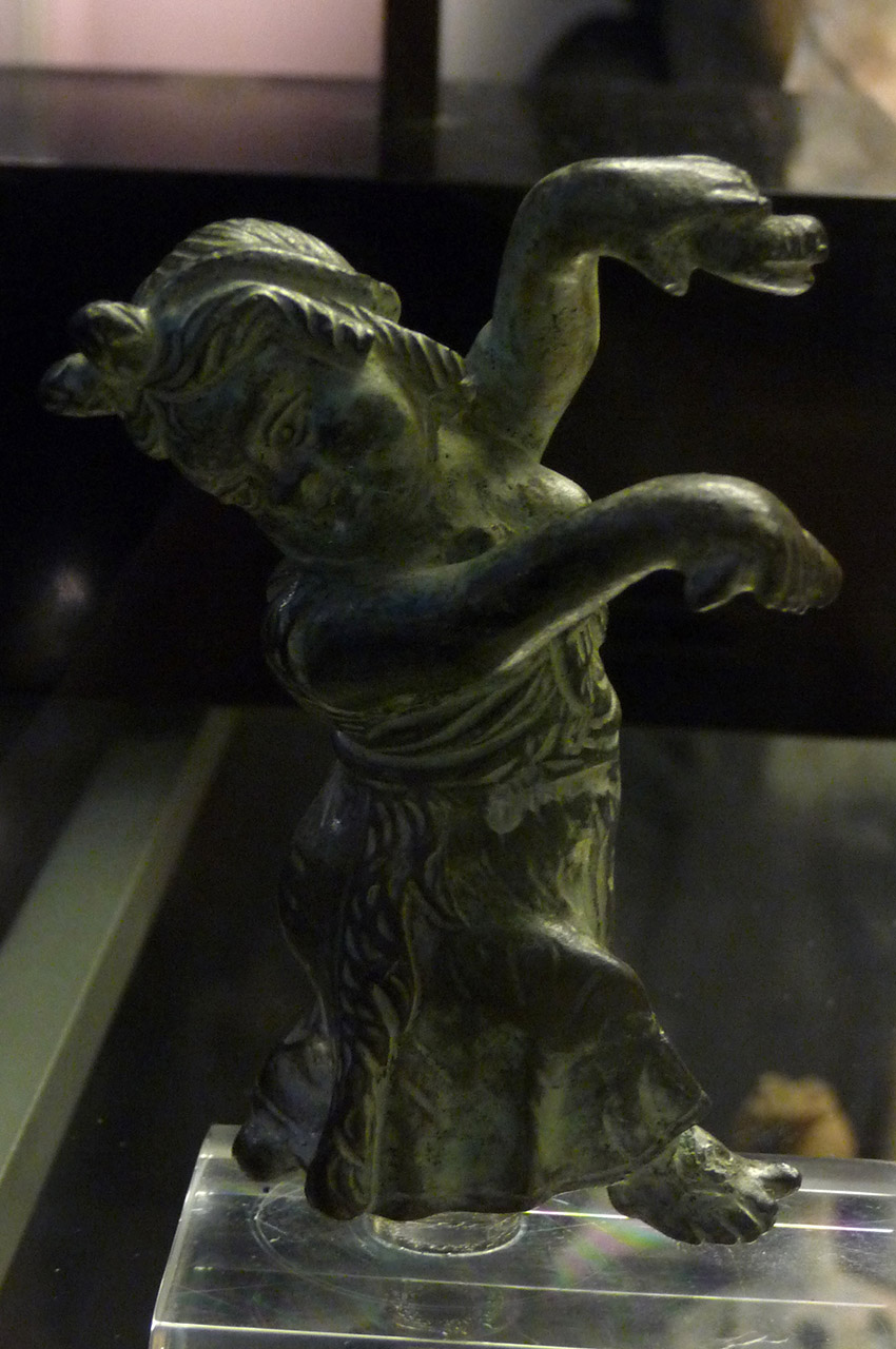 Statue en bronze d'un enfant qui danse