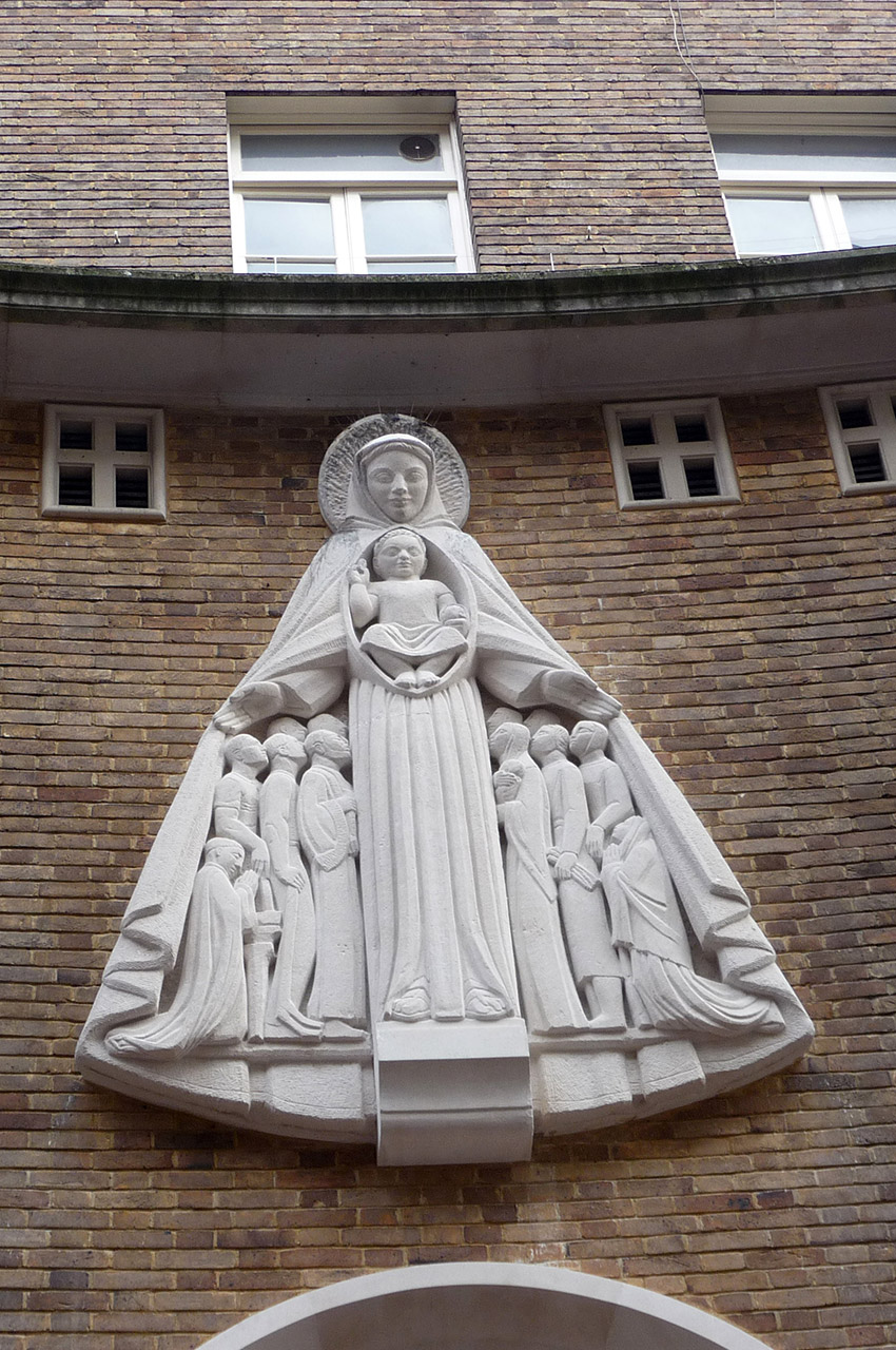 Statue au-dessus de l'entrée de Notre-Dame-de-France