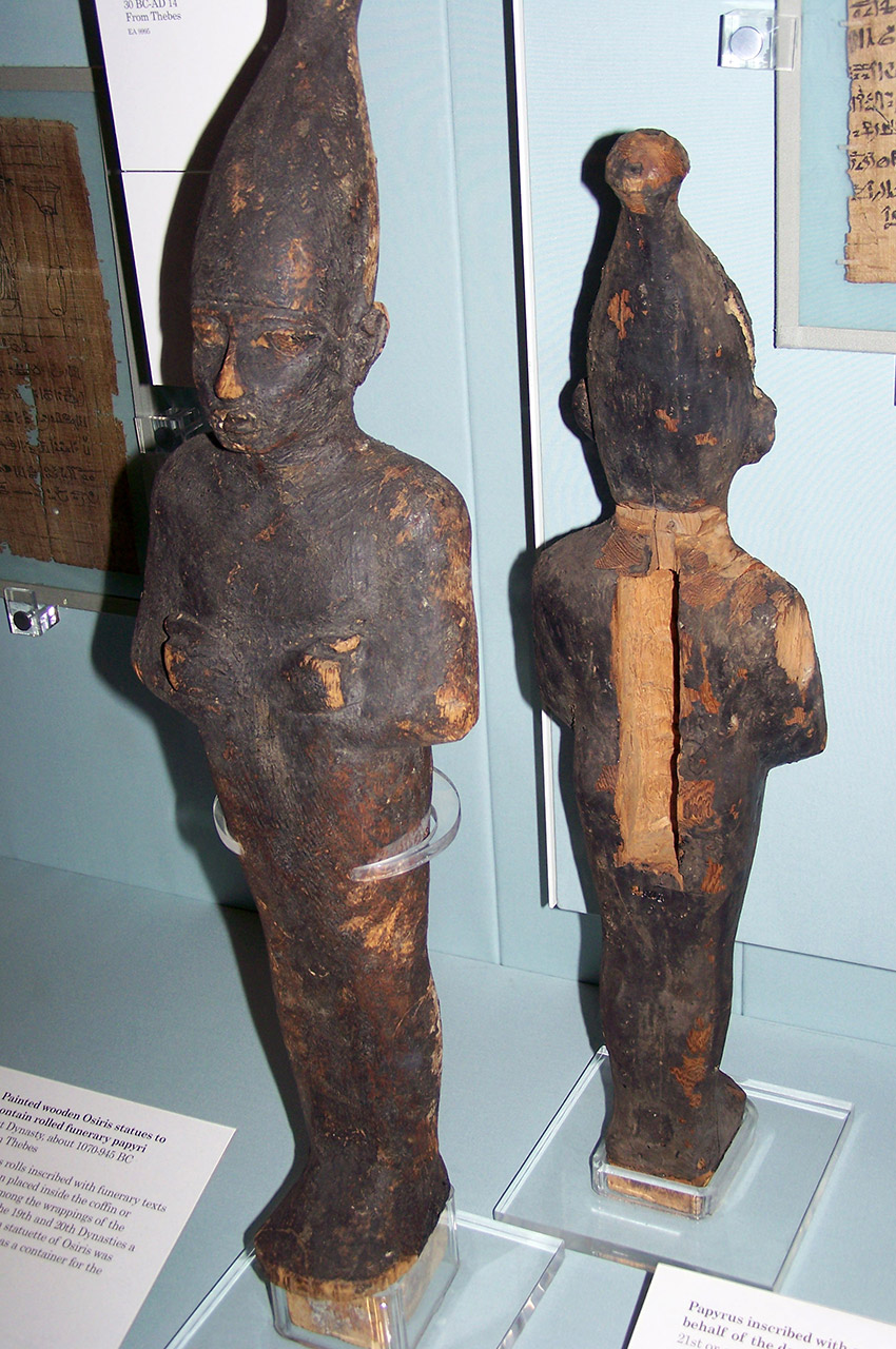 Statues d'Osiris en bois peint contenant des papyrus funéraires