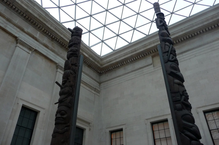 Totems en bois sculpté à l'entrée du musée