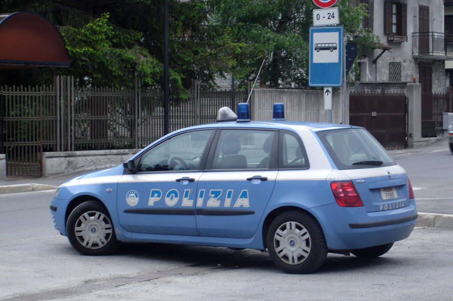 Voiture de police à Bardonnechia, à la frontière italienne