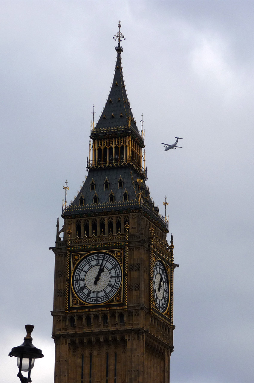 Big Ben et un avion dans le ciel de Londres