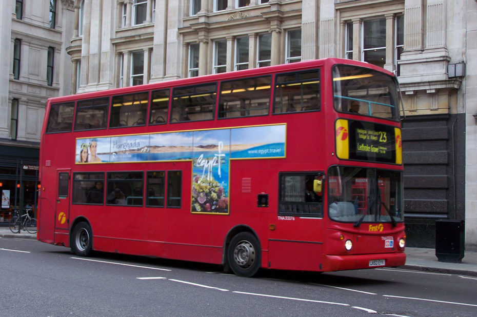 Un bus rouge à impériale, emblématique de Londres