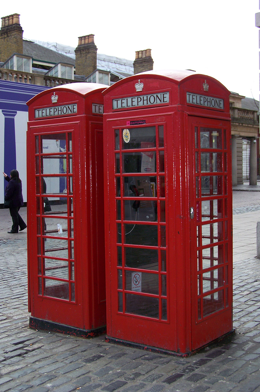 Cabines téléphoniques rouges devant Covent Garden