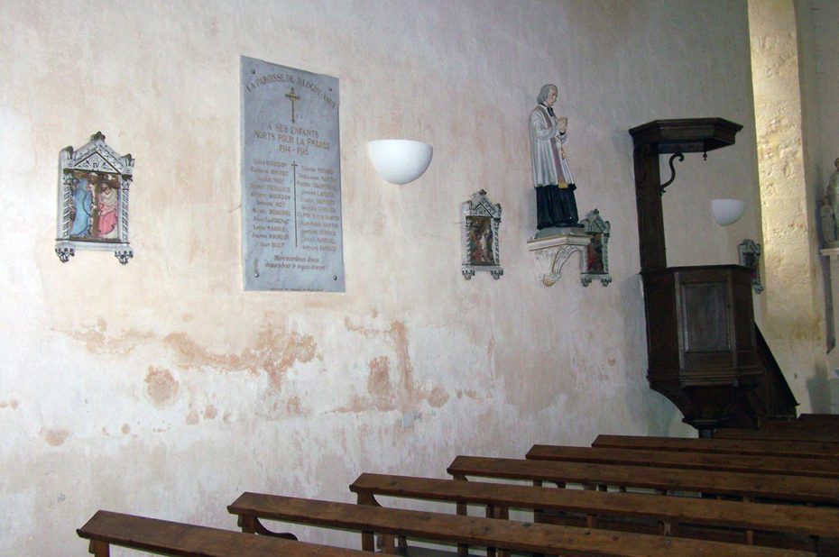 Le côté gauche de la nef de l'église Saint-Valentin