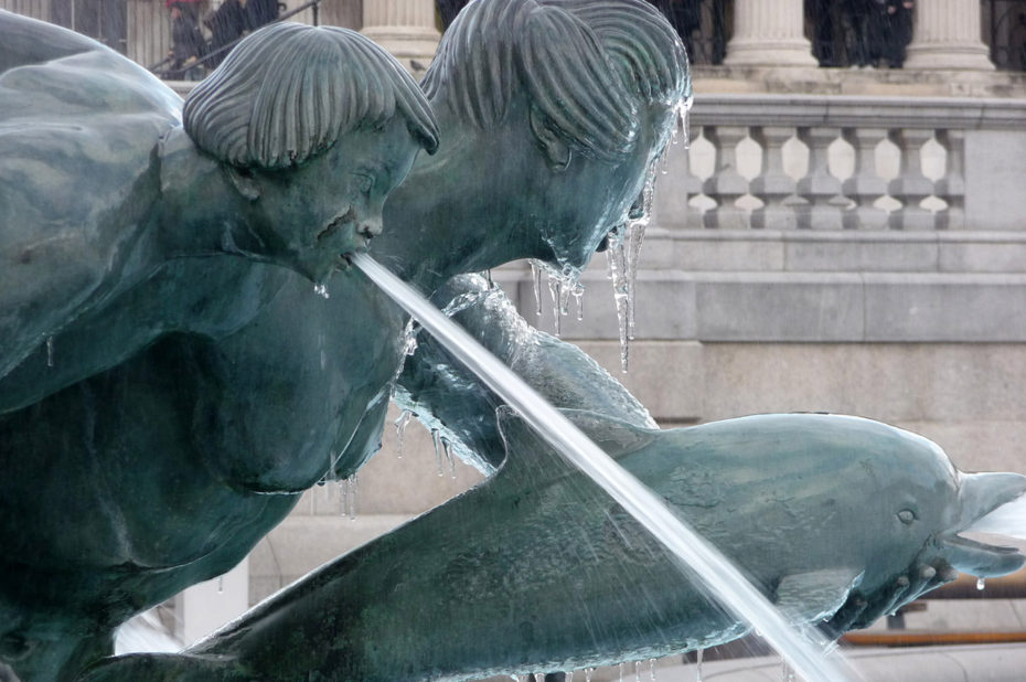 En janvier, le froid gèle l'eau de la fontaine