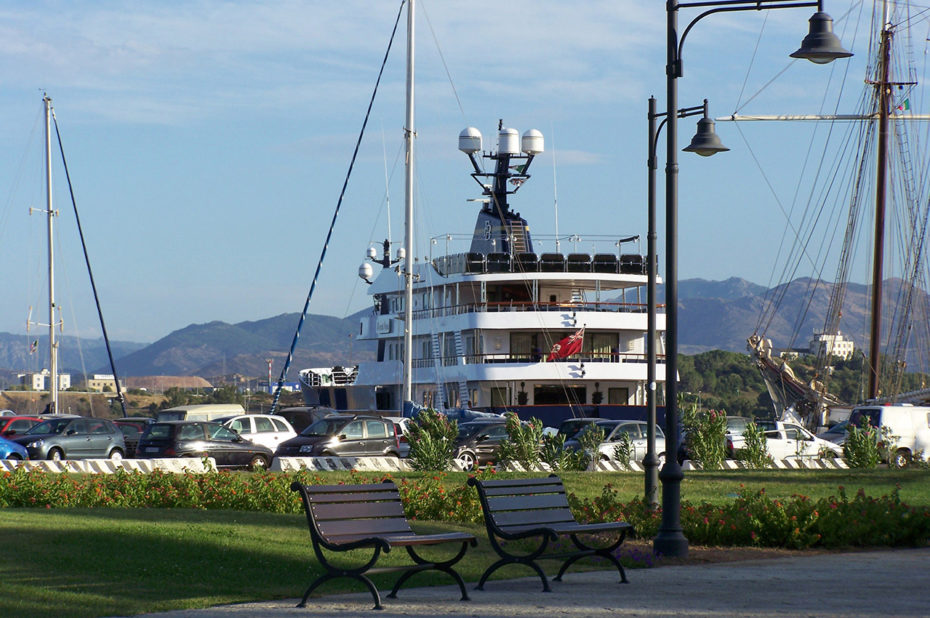 Un gros bateau dans le port d'Olbia