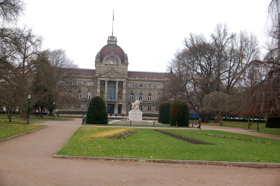 Les jardins devant le Palais du Rhin
