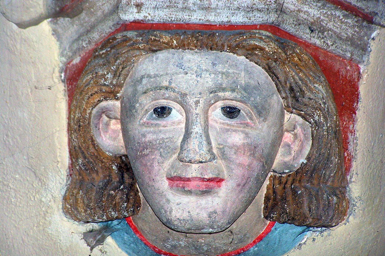 Masques humains sculptés dans l'église de Jalogny