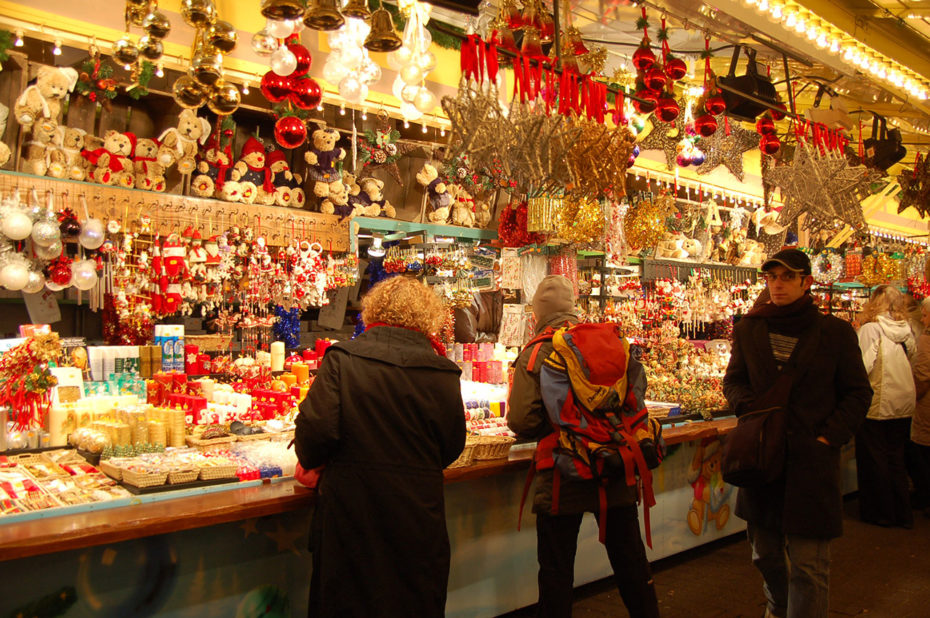 Stands colorés au marché de Noël de Strasbourg