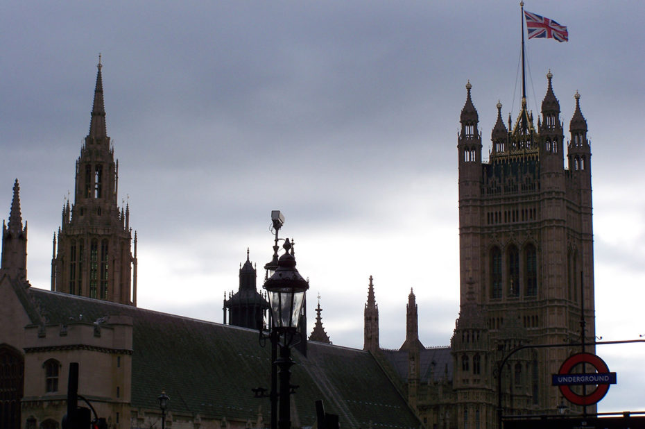 La Tour Victoria à Westminster, surmontée de l'Union Jack
