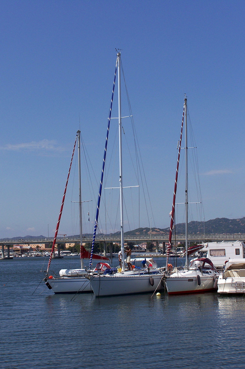 De nombreux voiliers dans le port d'Olbia