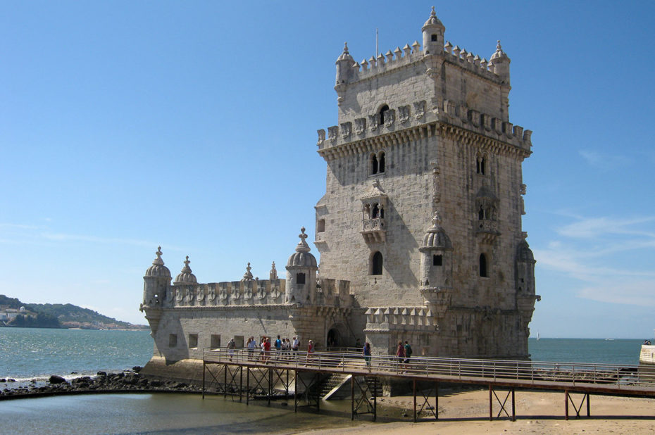La tour de Belém est située à proximité de la plage