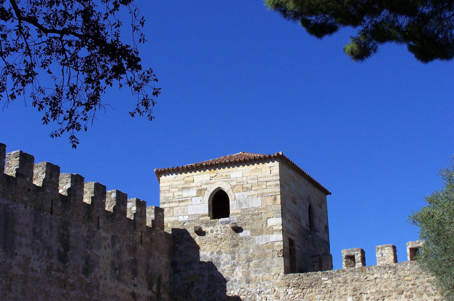 Une tour et les murailles du Château Saint-Georges