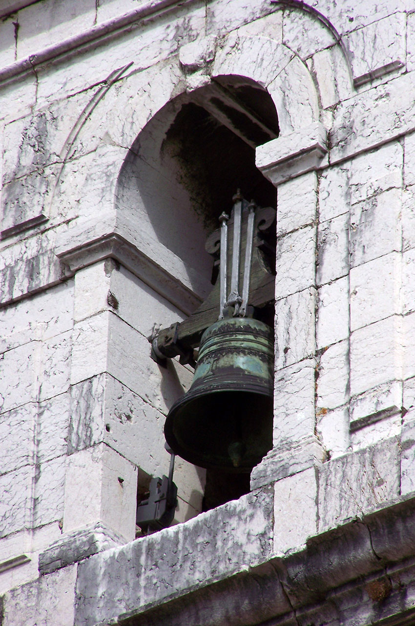 Cloche rouillée de l'église Santos-O-Velho