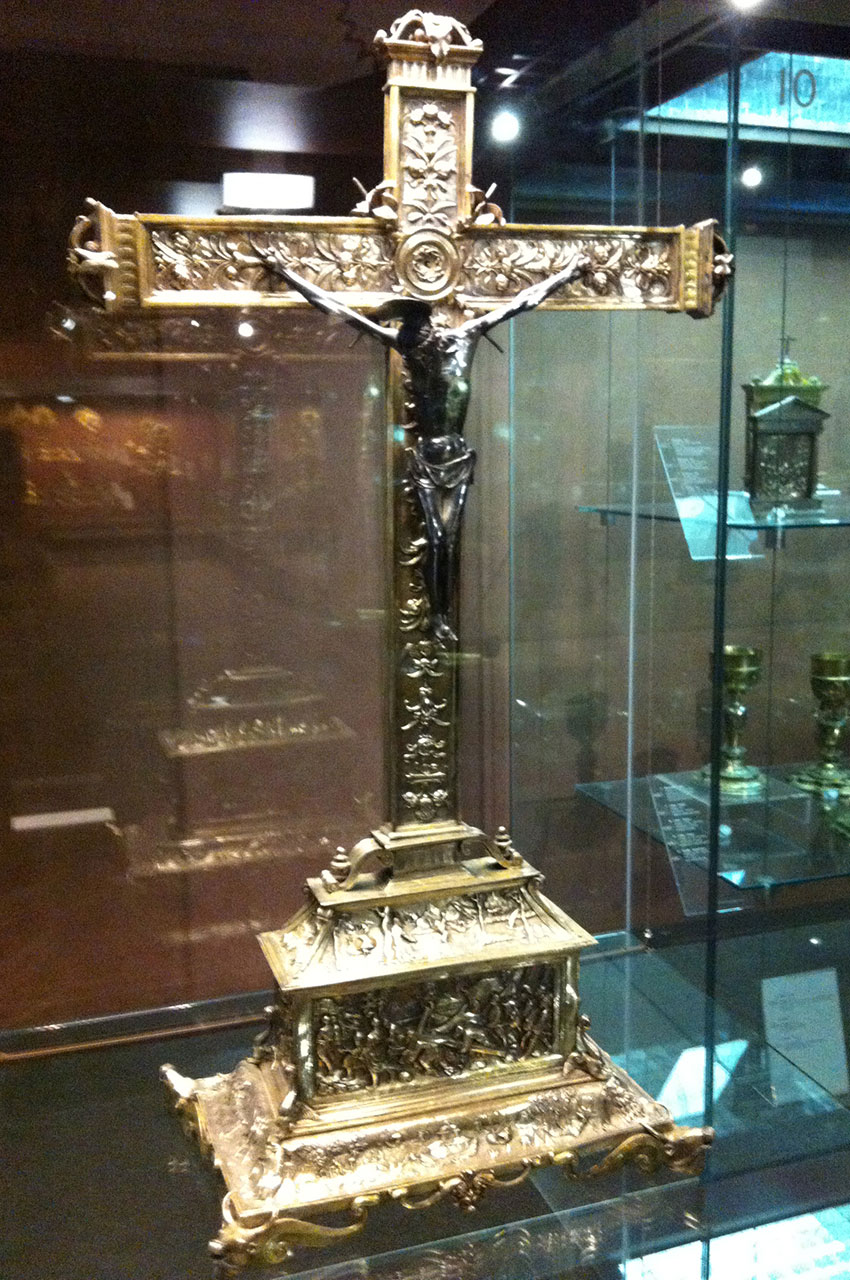 Croix en or richement décorée