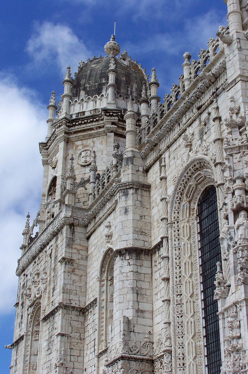 La façade richement sculptée du monastère des Hiéronymites