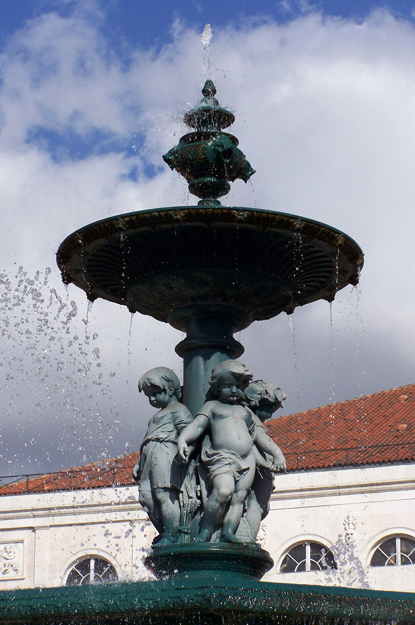 Statue d'enfants sur la fontaine