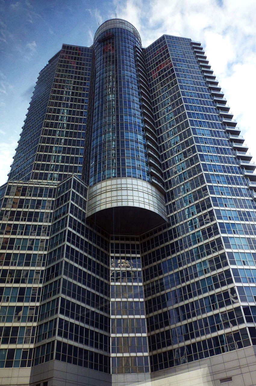 Un building de béton et de verre