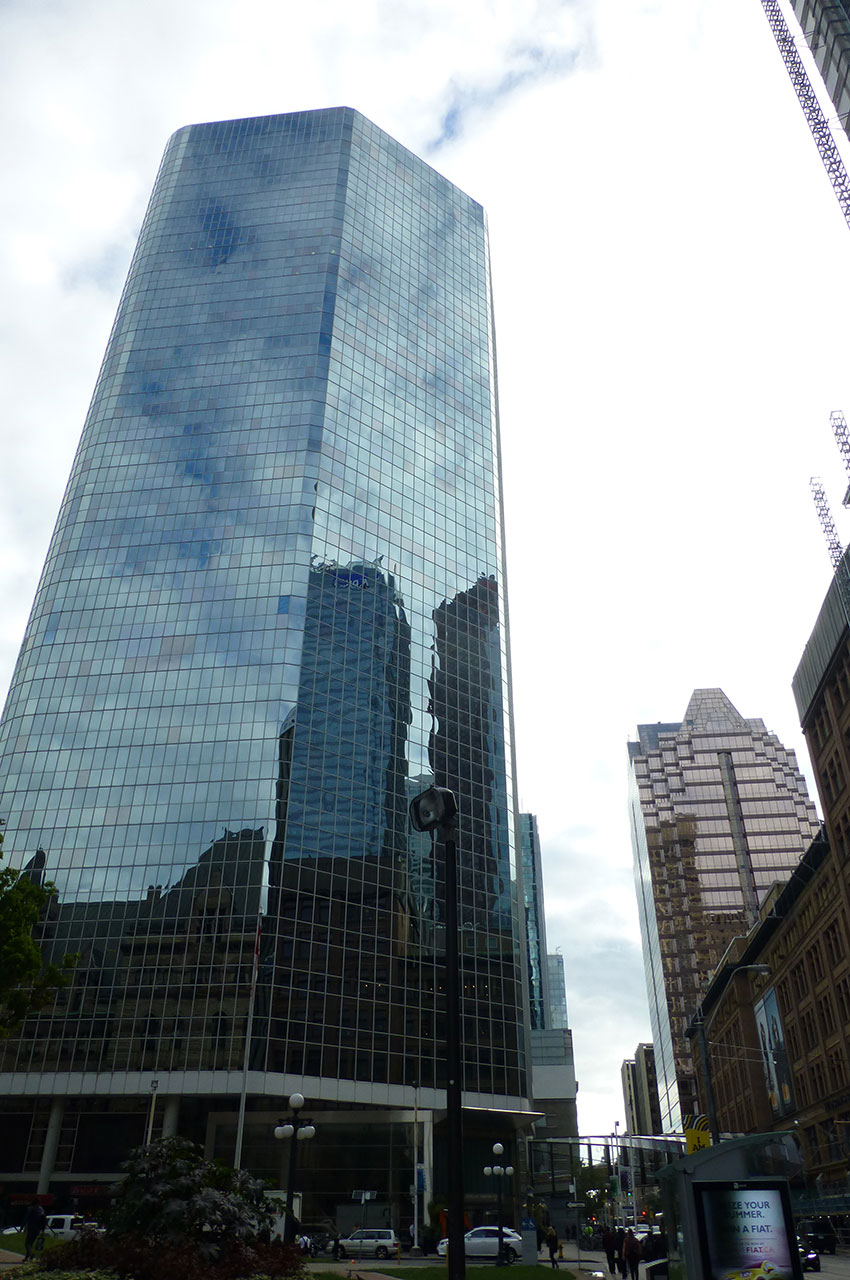 Les buildings de verre se reflètent les uns dans les autres