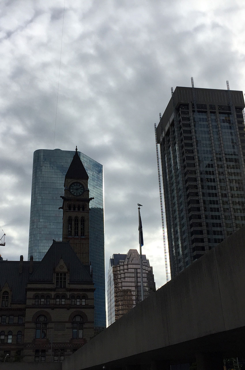 La cour de justice de l'Ontario au milieu des buildings