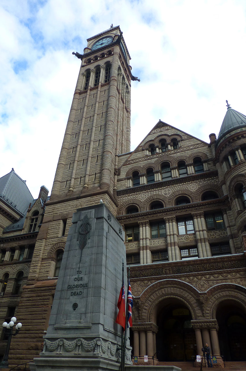 Monument aux morts devant la cour de justice de l'Ontario