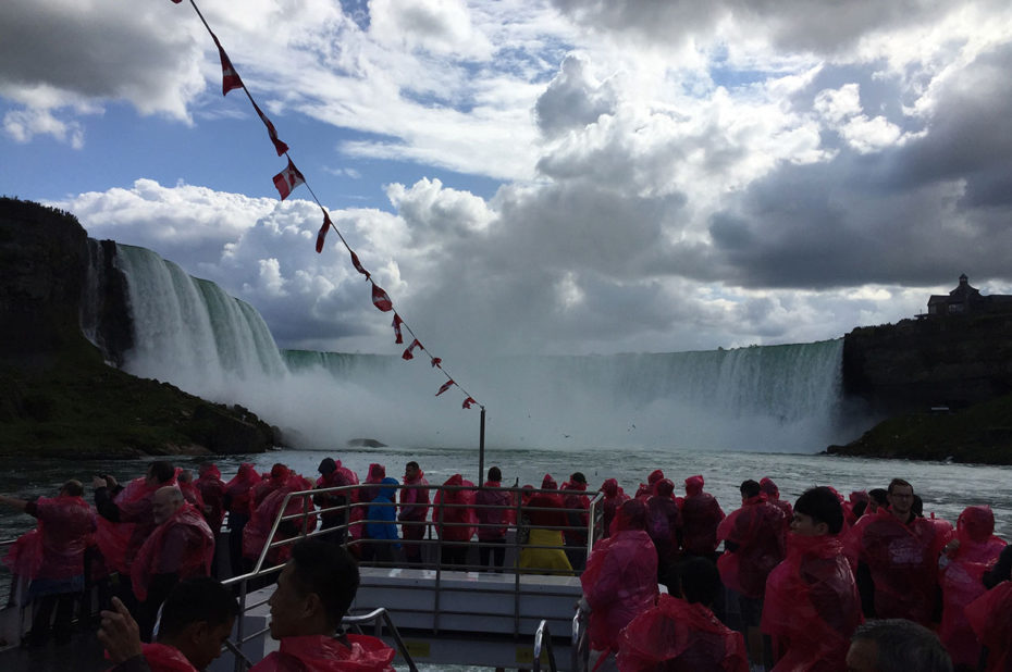 Sur le bateau pour découvrir de plus près les chutes du Niagara