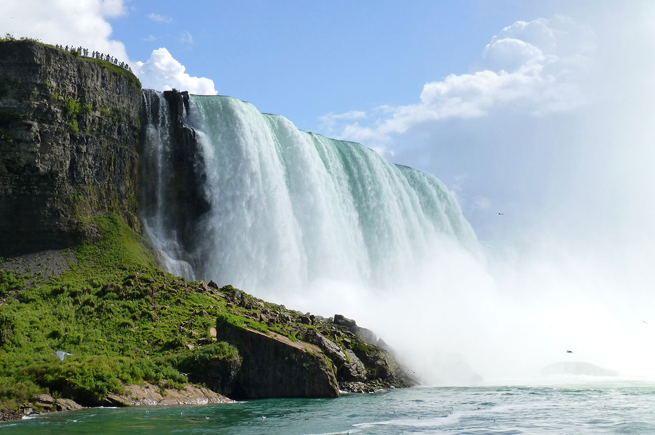 Les chutes du Niagara mesurent 57 mètres de hauteur