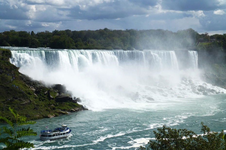 Le bateau Maid of the Mist fait découvrir les chutes aux touristes