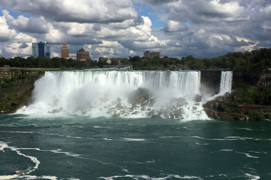 Les chutes et la ville américaine de Niagara Falls