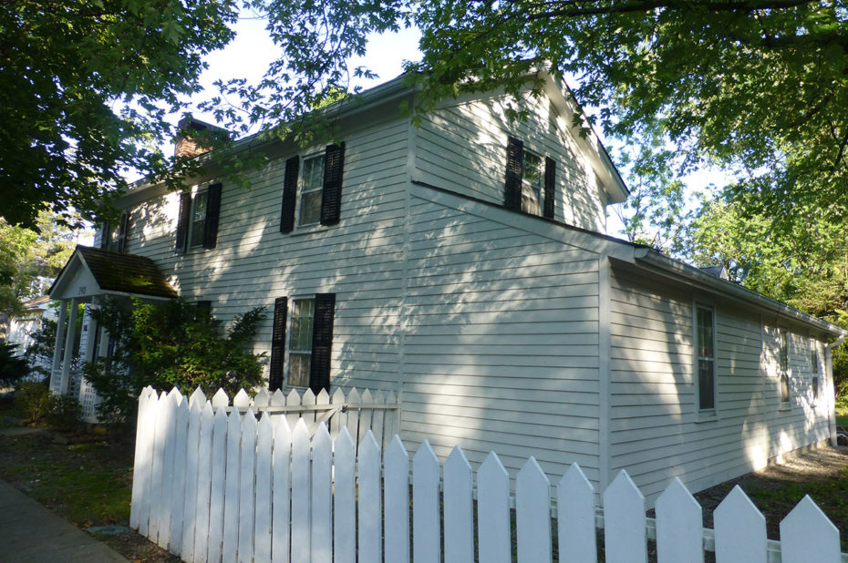 Maison avec une barrière blanche