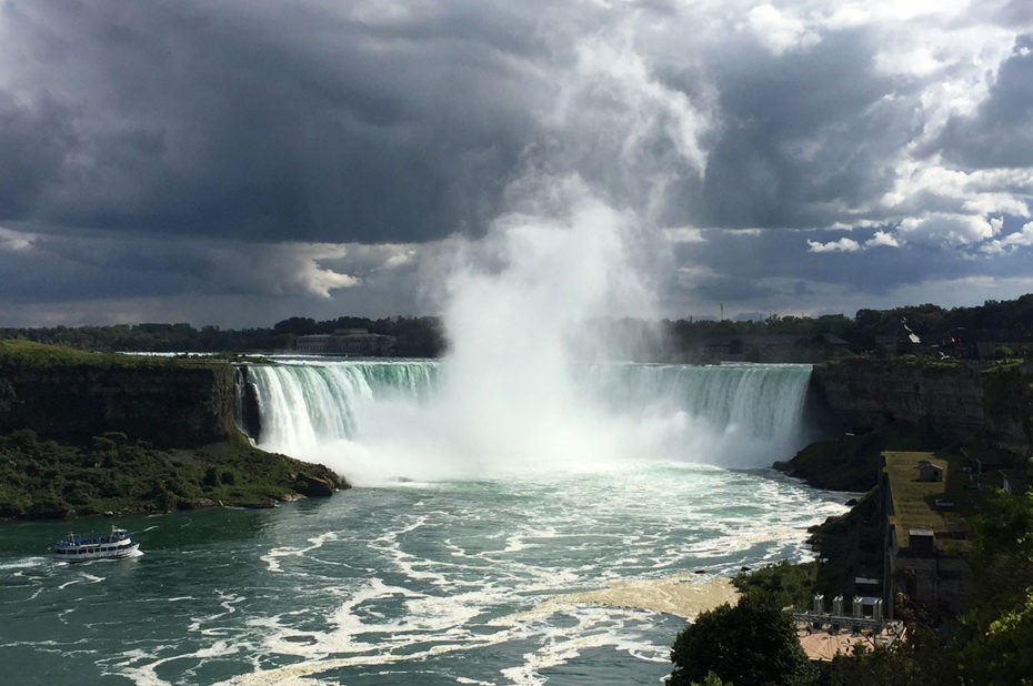 Des nuages menaçants au-dessus des chutes en fer à cheval