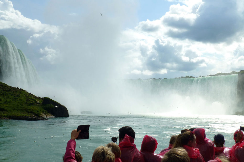 Des touristes fascinés par la majesté des chutes du Niagara