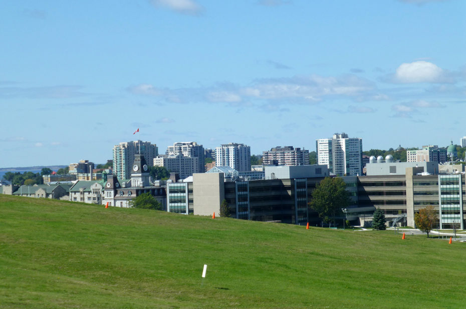 De belles pelouses entourent le site du Fort Henry