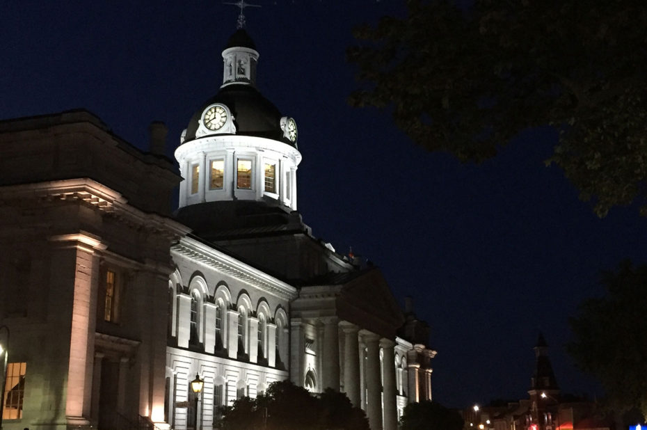 L'hôtel de ville de Kingston, de nuit