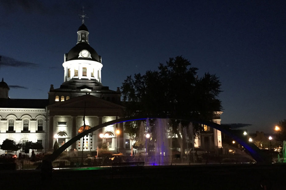 Les lumières dansent devant l'hôtel de ville