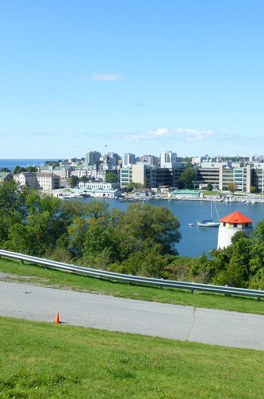 La rue montant au Fort Henry avec la ville de Kingston en fond