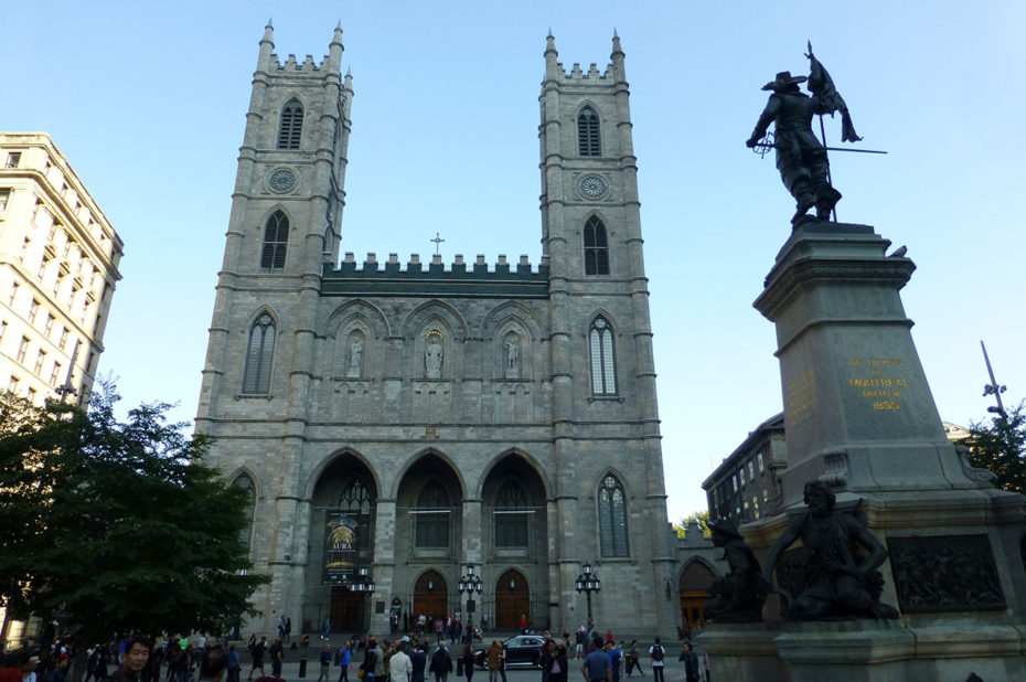 La basilique Notre-Dame de Montréal depuis la place d'armes