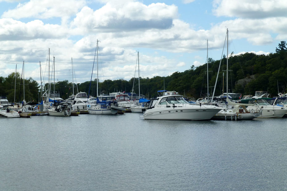 De beaux yachts dans le port