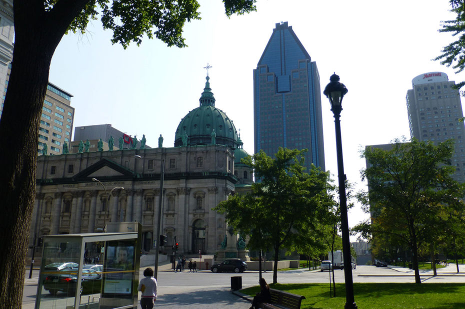 La cathédrale Marie-Reine-du-Monde au cœur des buildings de Montréal