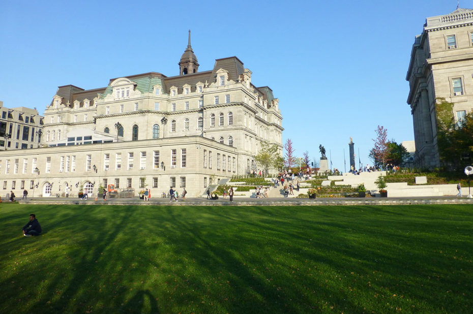 Sur le champ-de-mars, derrière l'hôtel de ville de Montréal